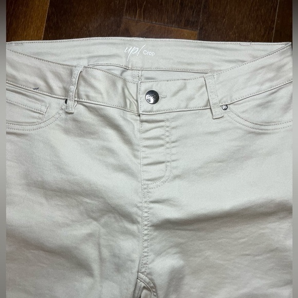 ⭐️ Up! Women’s Pull-on 5-pocket crop pant- size 12 - Picture 3 of 4